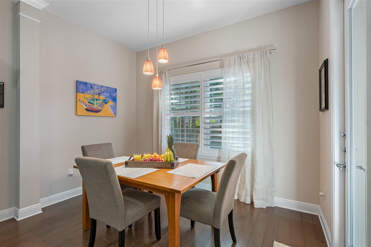 Have great meals or snacks with your loved ones in this smaller dining area!Send us a message if you have any questions!