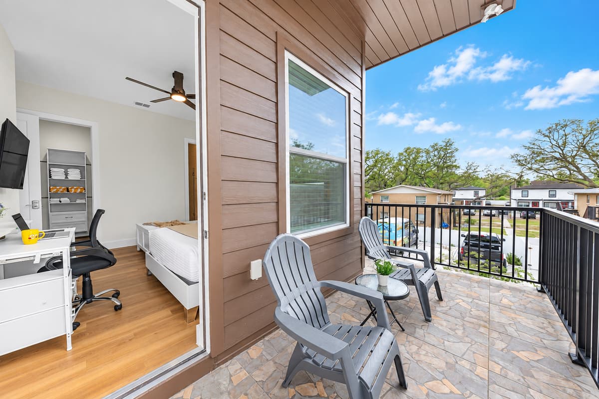 From pillow to patio in a few steps. Slide out of bed and onto the private balcony, where two chairs and a side table catch the breeze. A small luxury that turns ordinary mornings into the best part of the trip.