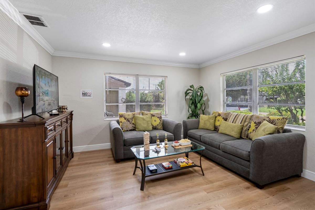 The layout is simple and open, allowing for easy flow between the living area, kitchen, and dining space, making it perfect for both quiet evenings and social gatherings.