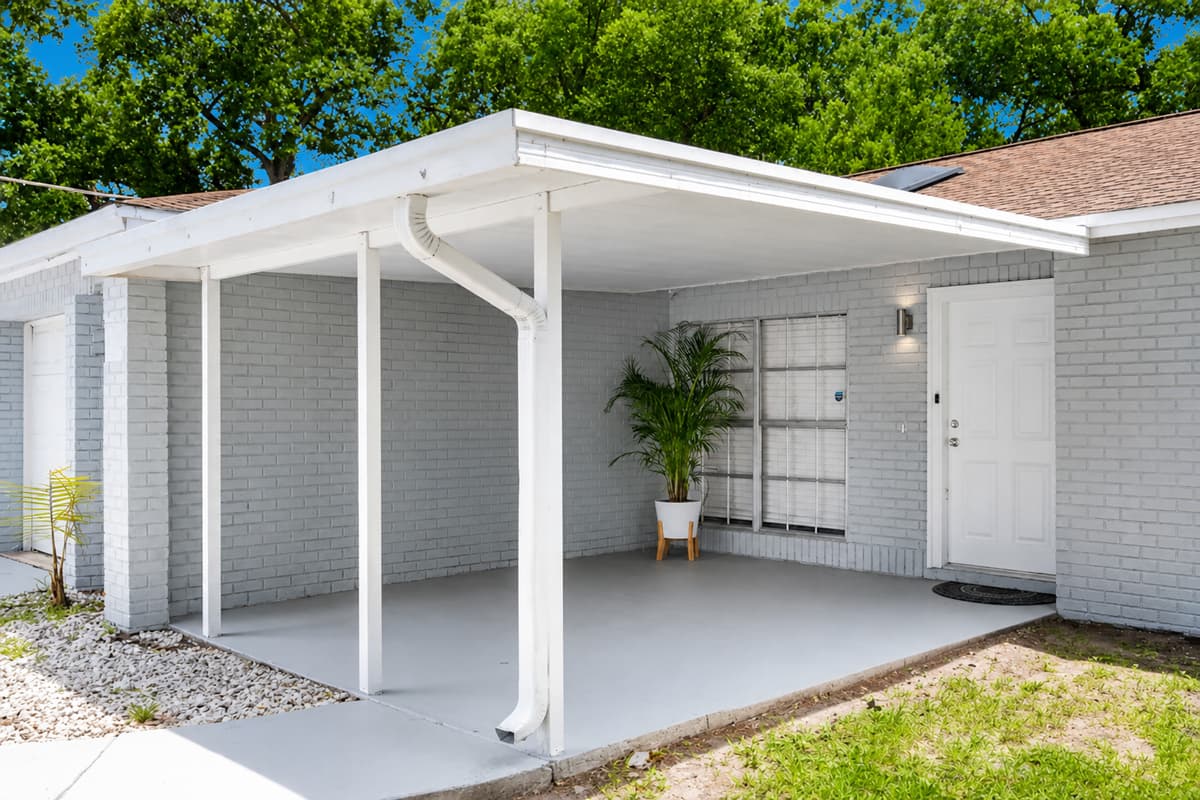 This stunning entry way will make you feel welcomed and at home once you reach our beautiful property! Feel at home during your entire stay with us! Send us a message if you have any questions!
