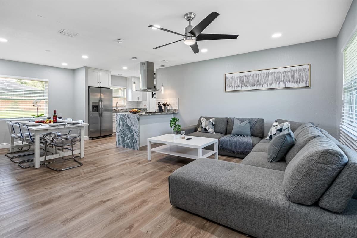 Feel at home while in this open area for relaxing, cooking and eating great meals. What more could you ask for? Please don't hesitate to send us a message!