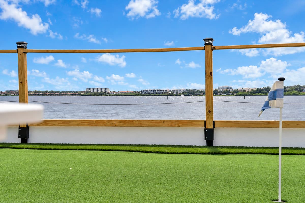 Flagstick, fence rail, open water. Line up your putt with the bay in the background. A small detail that makes every day here feel special.
