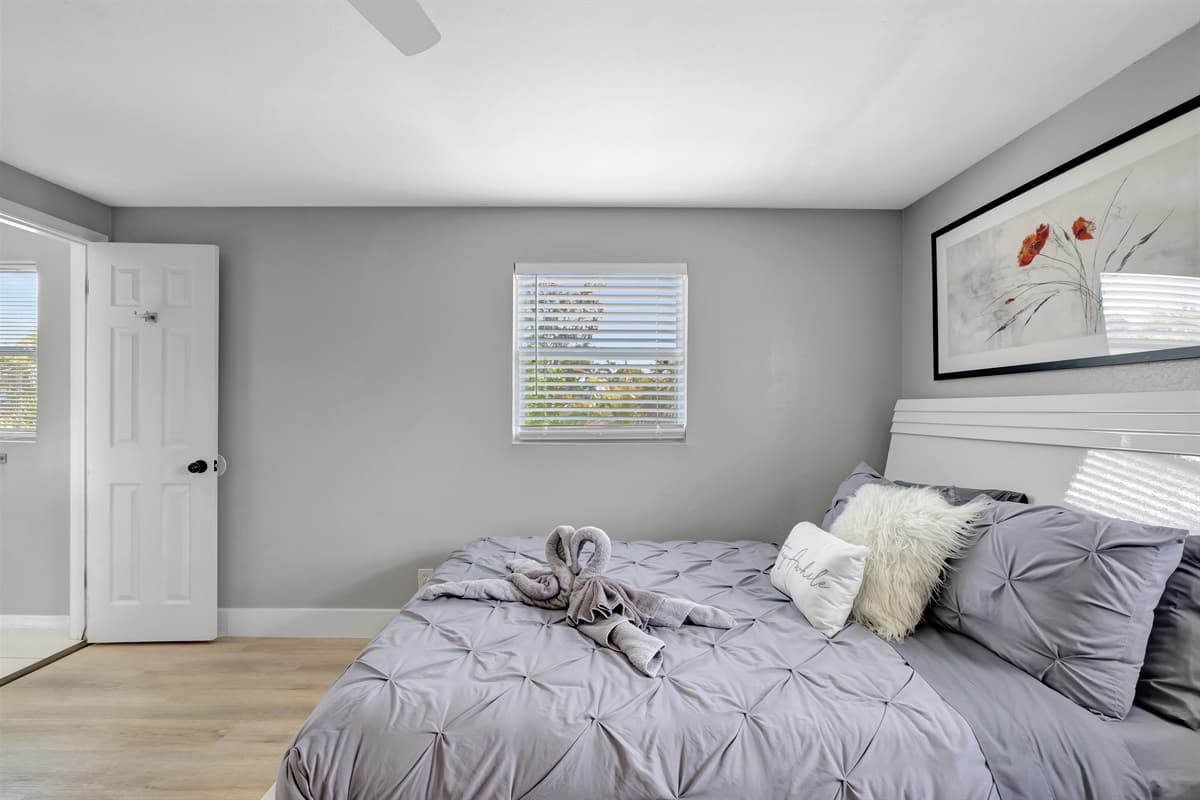 Magnificent bedroom with queen sized bed, single bunkbed, closets for storage and smart TV. Great room for families with kids or group of friends.