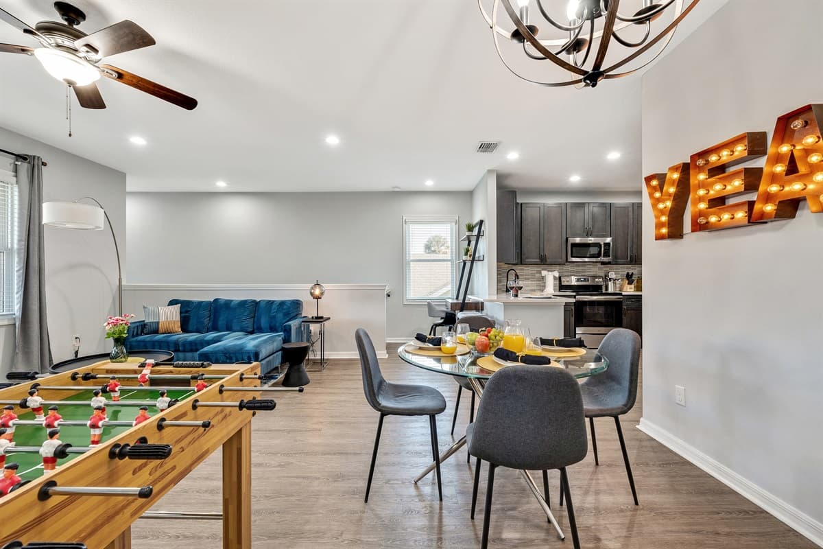 As day turns to night, the dining area undergoes a transformation into an intimate setting, where soft lighting enhances the mood and encourages a relaxed and convivial atmosphere.
