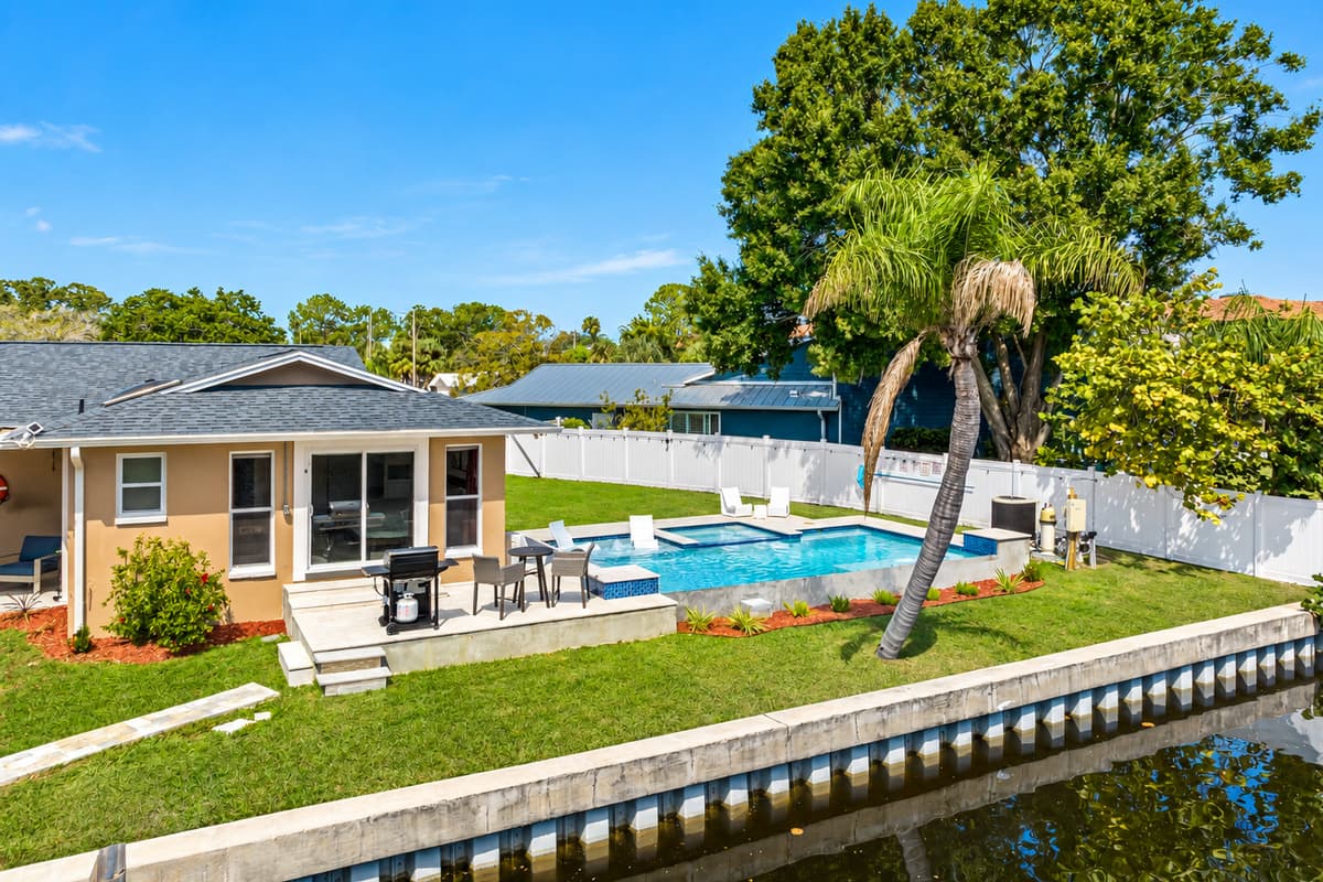 Who wouldn't want to stay in this breathtaking view? Have the best amenities while you're home away from home! Don't hesitate to send us a message!