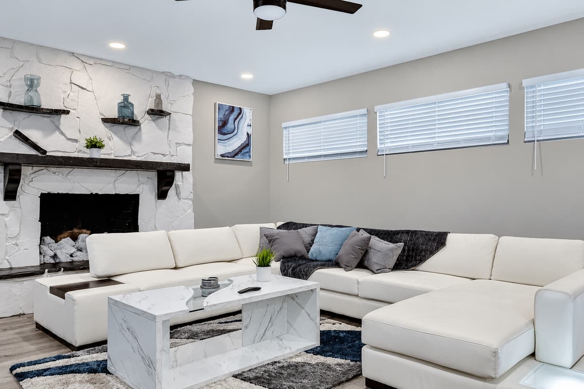 Impeccable interior design and cozy feels in our living area. Imagine a trip with loved ones with this ambiance and location. You'd surely have a lot of fun! Share with us your thoughts, send us a message now!