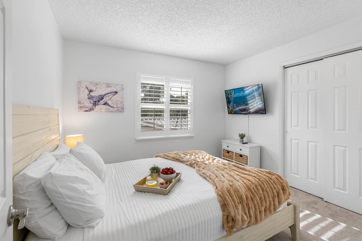 Sleep comfortably in this peaceful queen room, perfect for couples or solo travelers.