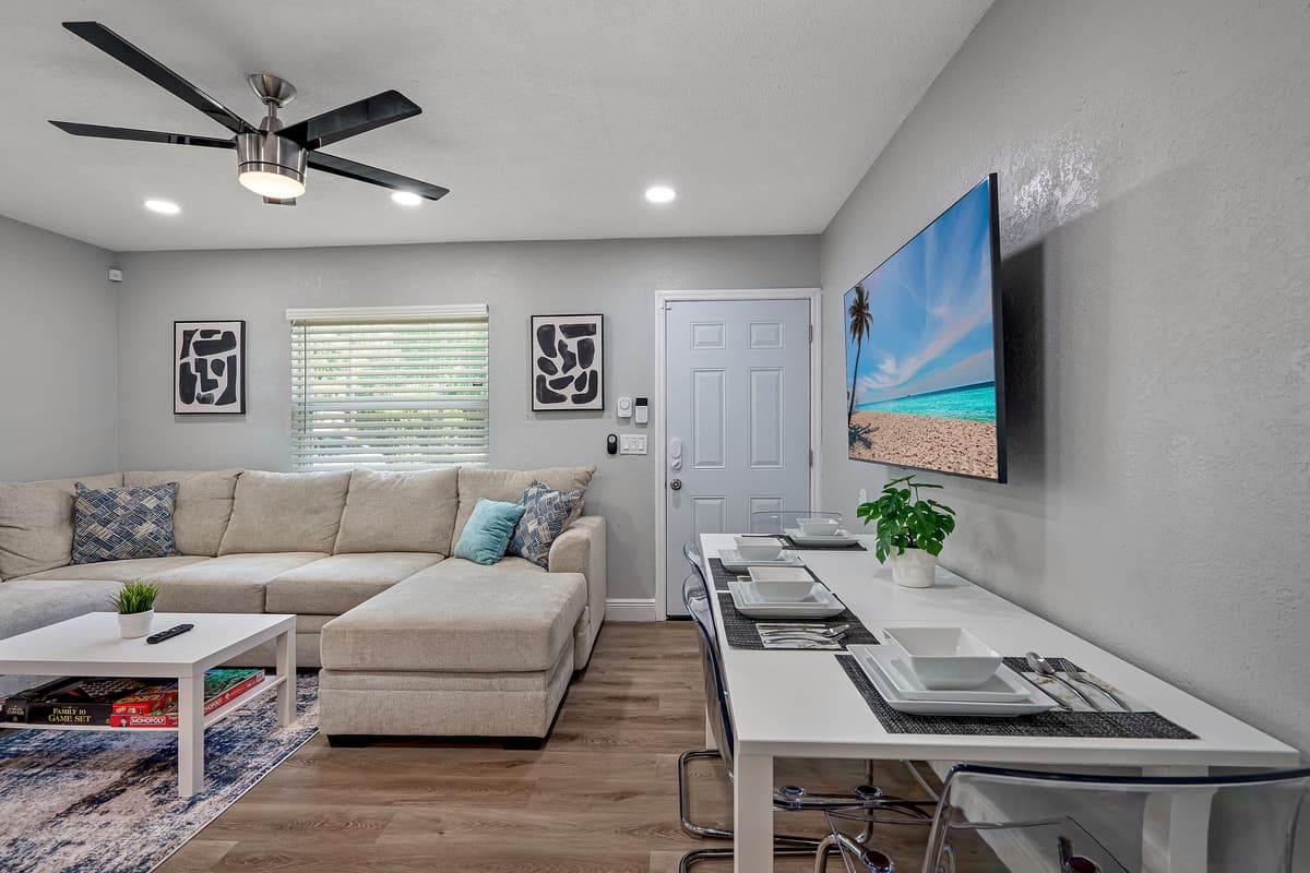 Modern living room equipped with a large flat-screen smart TV where you can watch your favorite movies or series. Have a great time with family and friends! Don't hesitate to send us a message