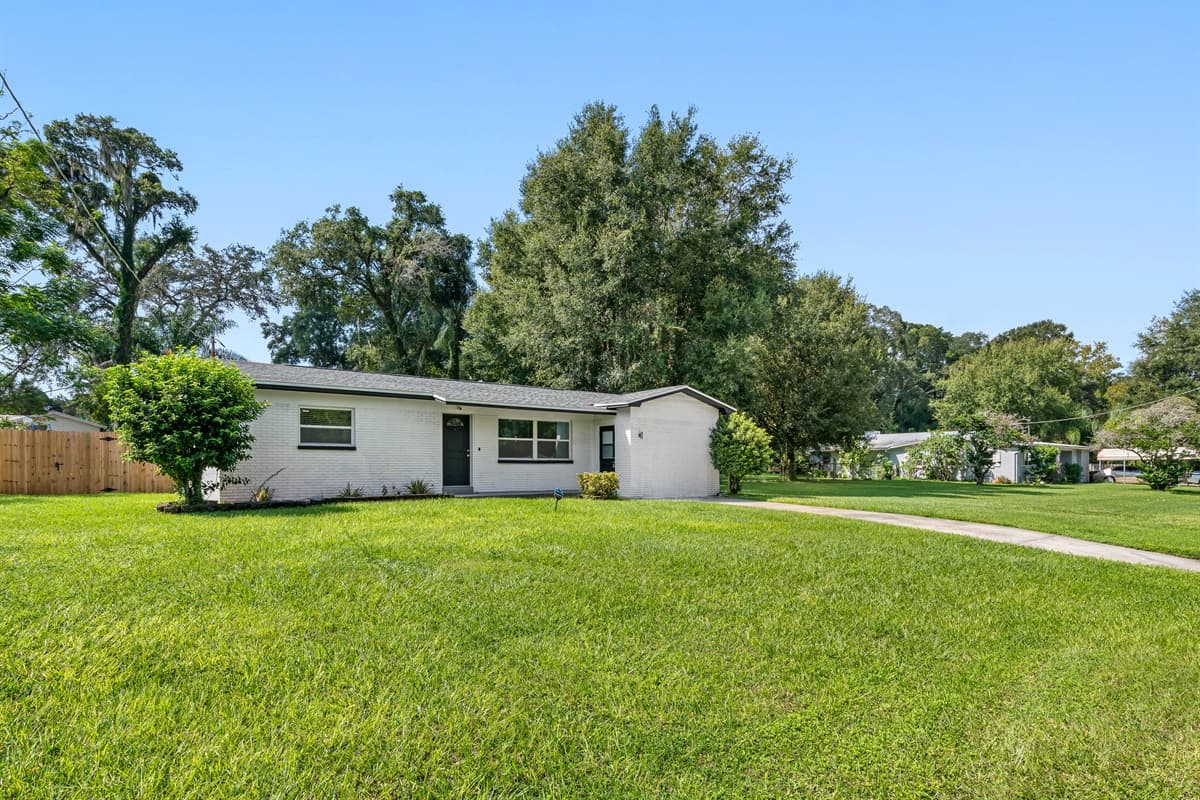 The immaculate front view of this property showcasing the front yard and parking area that is equipped with CCTV cameras to ensure your safety during your stay. If you are interested in this property, send us an inquiry now!