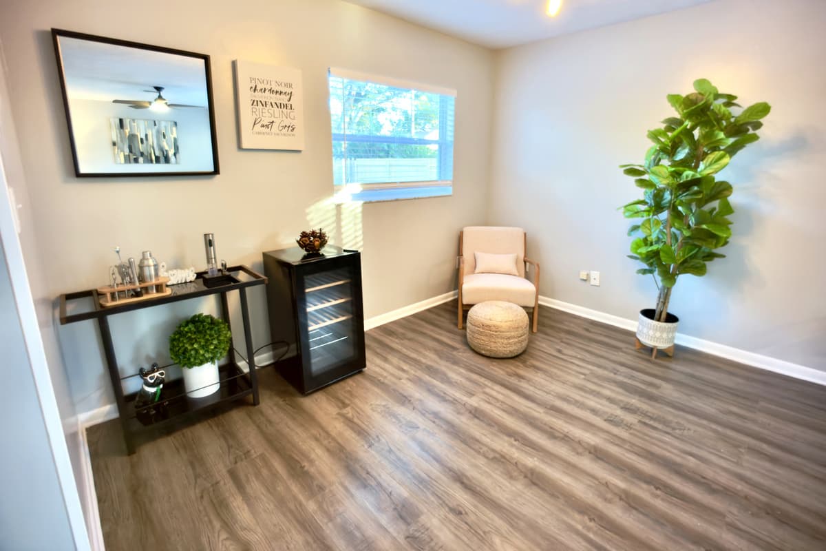 🌿 A chic sitting nook to unwind! Complete with a stylish bar cart, cozy accent chair, beautiful fiddle leaf fig tree, and tasteful art — the ideal corner to sip a drink and relax. 🍹✨