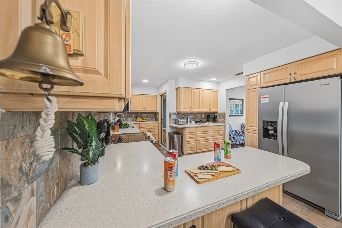Kitchen island with bar seating and plenty of prep space for cooking and gathering 🏡