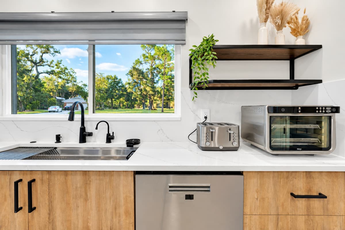 Second sink, second dishwasher, zero bottlenecks. Air fryer, toaster and prep space of its own, so the group cooking dinner and the group making snacks never fight over the same counter.