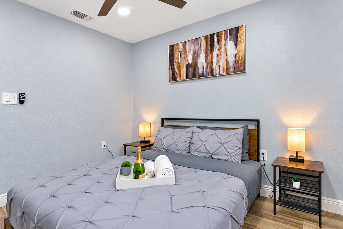 Twin lamps, soft light, calm nights. Matching bedside lamps and abstract art create a calm, hotel-style feel. A room you'll actually want to come back to after a long day.