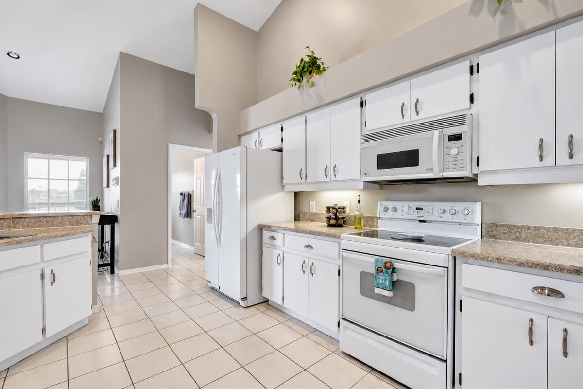 The daylight illuminates every corner, highlighting the immaculate surfaces and enhancing the feeling of spaciousness.