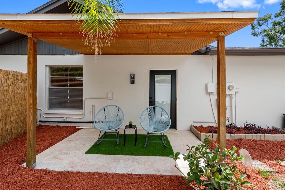This intimate outdoor setup is perfect for relaxed conversations, evening wine, or reading with a breeze.