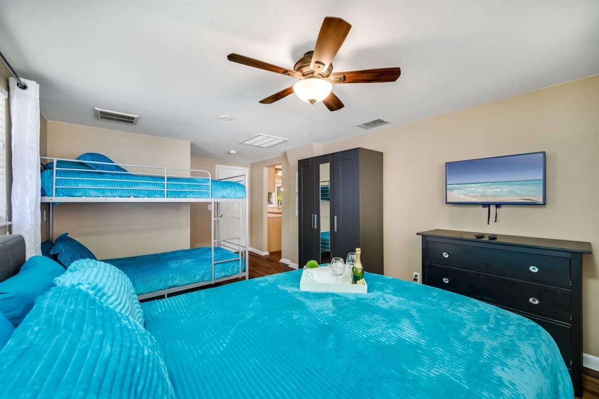 This stylish bedroom with a queen sized bed, twin bunkbed, closet and a smart TV. Perfect for a group of friends or a family with kids.