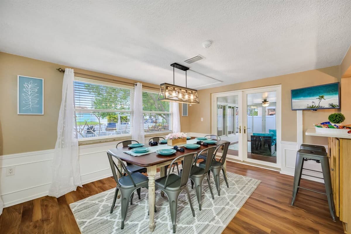 Share great stories with family and friends while having amazing meals in this lovely dining area! This is the best time to catch up! Inquire now!