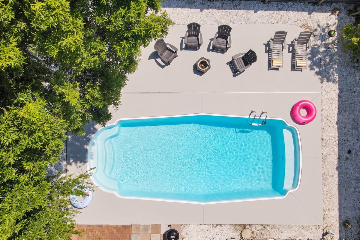 Count the people fighting for a lounger here: zero. The pool belongs to your group alone, tucked behind a privacy fence and only steps from the kitchen door. That difference is what guests remember most about the week.