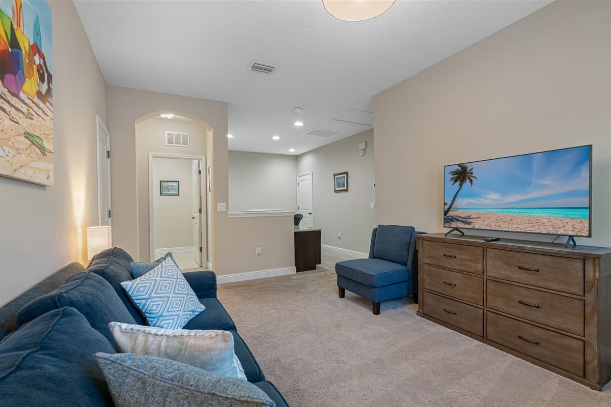 Want your own space for work or for your own peaceful relaxation? This property has a room you will surely love! Inquire now!