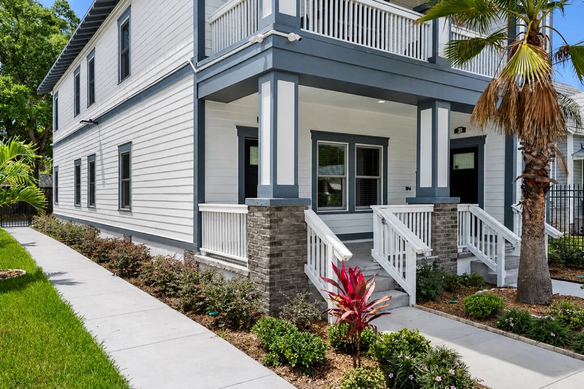 Magnificently maintained entryway of the property that has various beautiful plants on the side and a nice tree. Feel at home and relaxed while on your vacation! If you appreciate things like these, send us a message now!