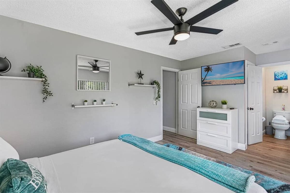 Magnificent bedroom with king sized bed, drawers for storage, own bathroom, and smart TV. If you feel like this place is for you, send us an inquiry now!