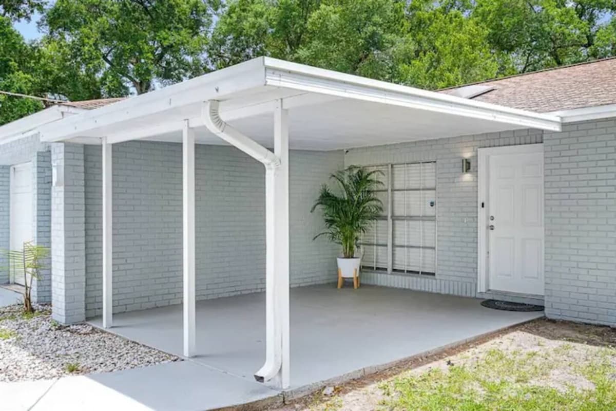 This stunning entry way will make you feel welcomed and at home once you reach our beautiful property! Feel at home during your entire stay with us! Send us a message if you have any questions!