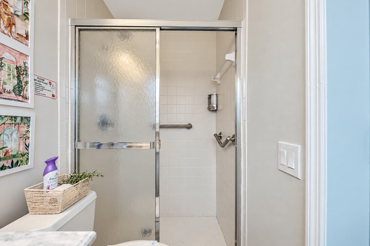 From the tropical wallpaper that transports you to a peaceful paradise to the modern amenities that ensure your comfort and convenience.