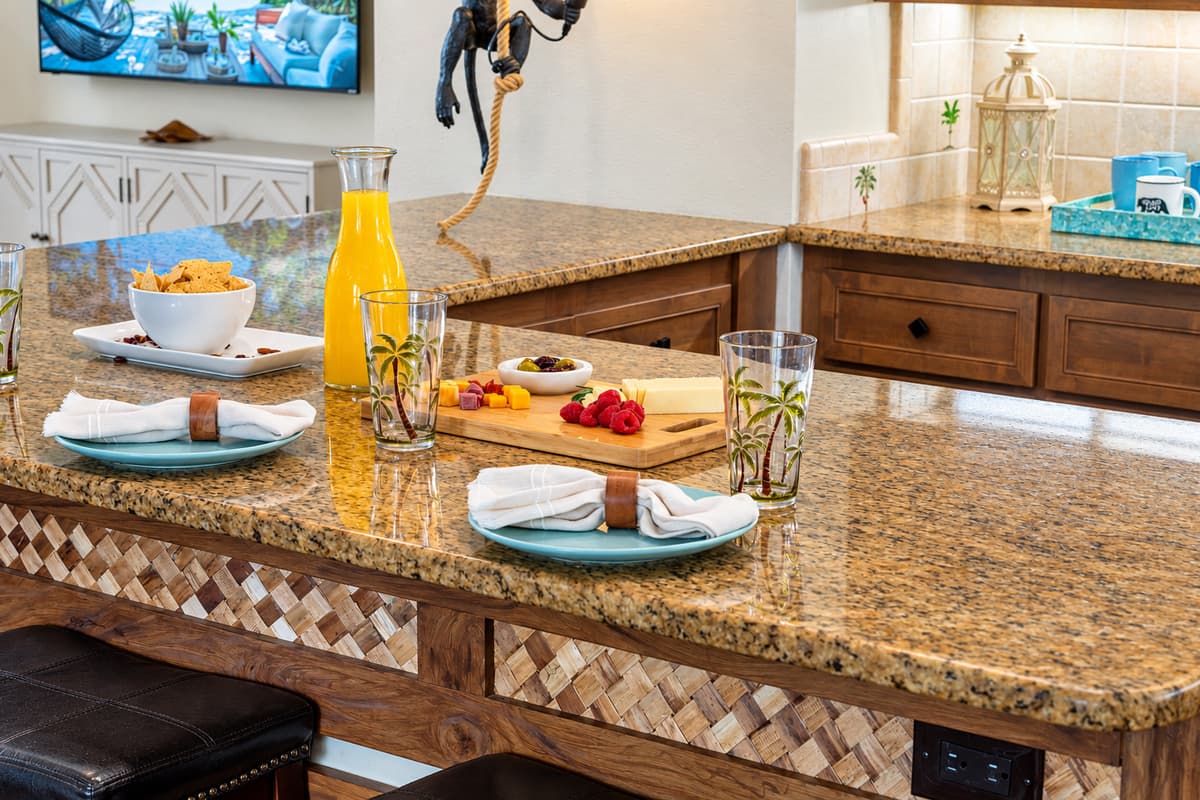 From quick breakfasts to gourmet dinners, this well-stocked kitchen provides all the cooking essentials and more.