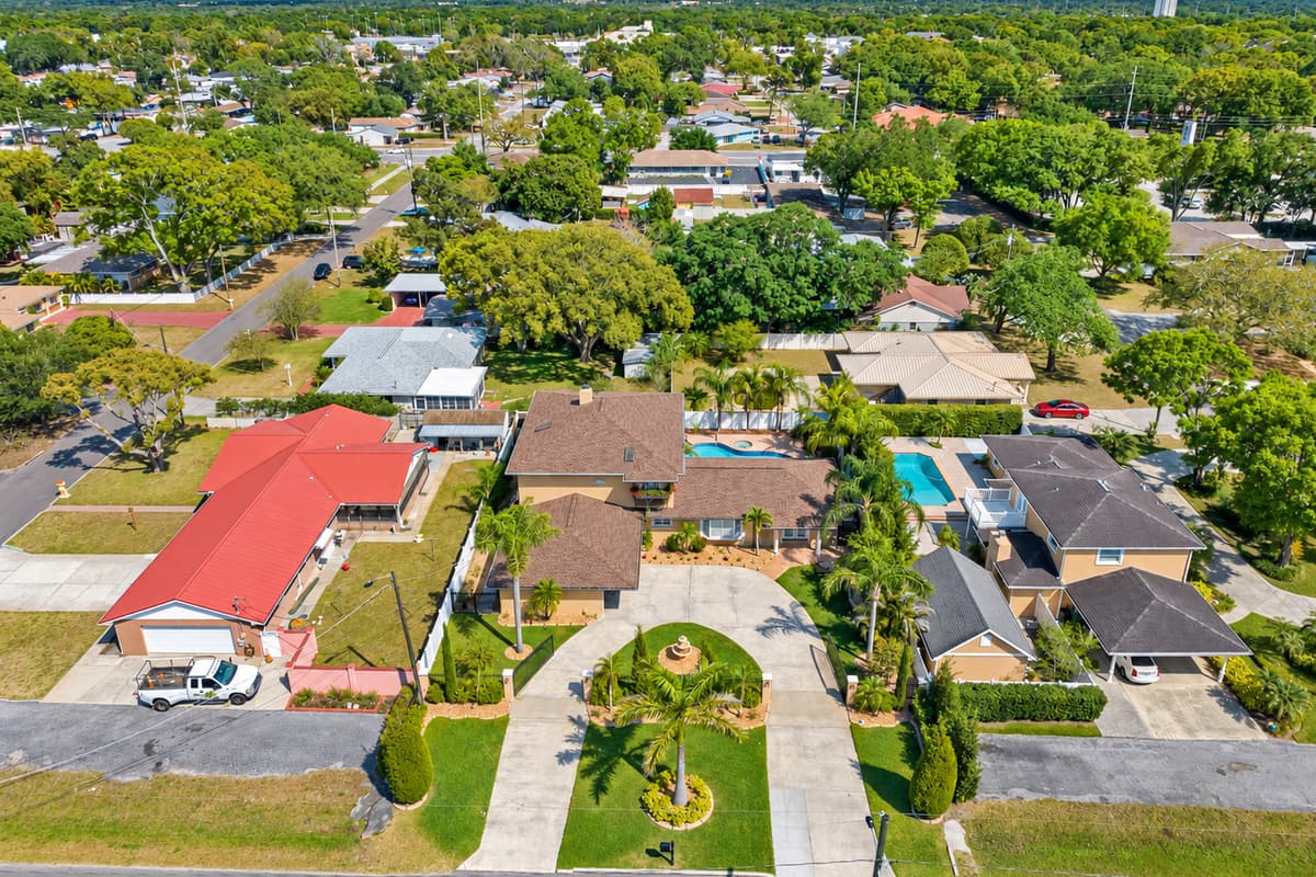 Aerial view of the house and its amazing neighborhood!