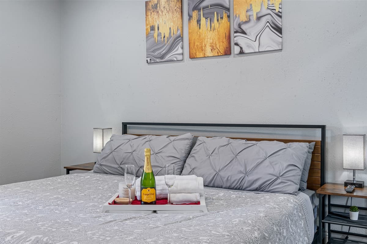 Lovely bedroom with king size bed, smart TV and own bathroom. Enjoy the comfort while staying at your home far from home. Do you love what you see? Don't think twice and send us an inquiry as soon as possible!