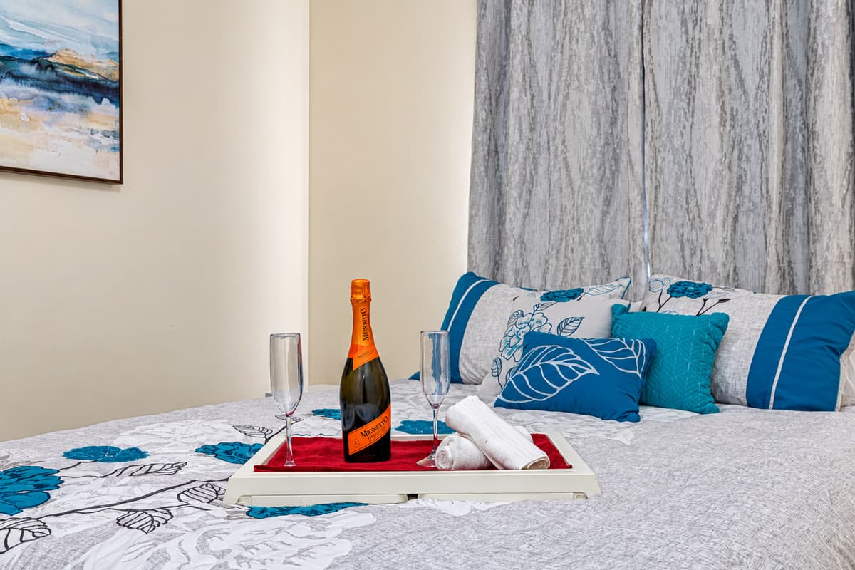 The centerpiece of the room is the luxurious queen size bed, adorned with soft, crisp linens and fluffy pillows, inviting you to sink into its comforting embrace.