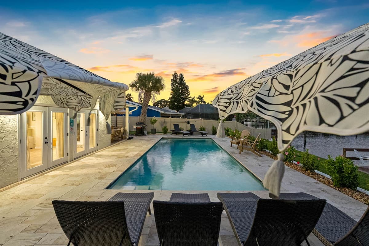 This expansive deck gives you space to sunbathe, entertain, and unwind.