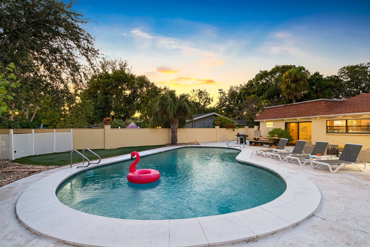 At night, the pool glows softly under the stars — perfect for an evening swim or quiet conversation by the water.