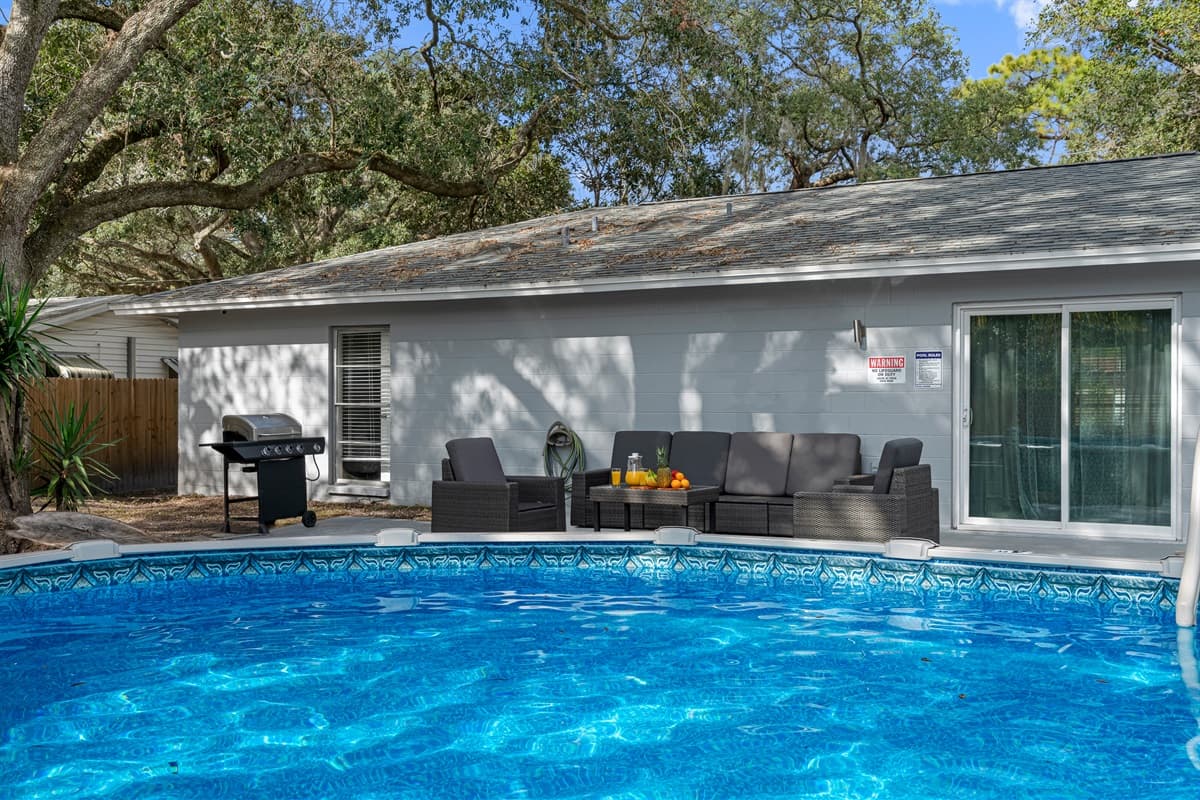 Relax and enjoy your stay while swimming in this stunning heated pool with family and friends! Don't hesitate to send us a message if you are interested in this property!