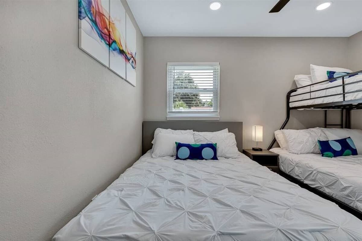 Cozy bedroom with single over twin bunkbed, queen sized bed, drawers for storage and smart TV. Ideal room for a family with kids or a group of friends. Tell us what you think of the property. Send us an inquiry now!