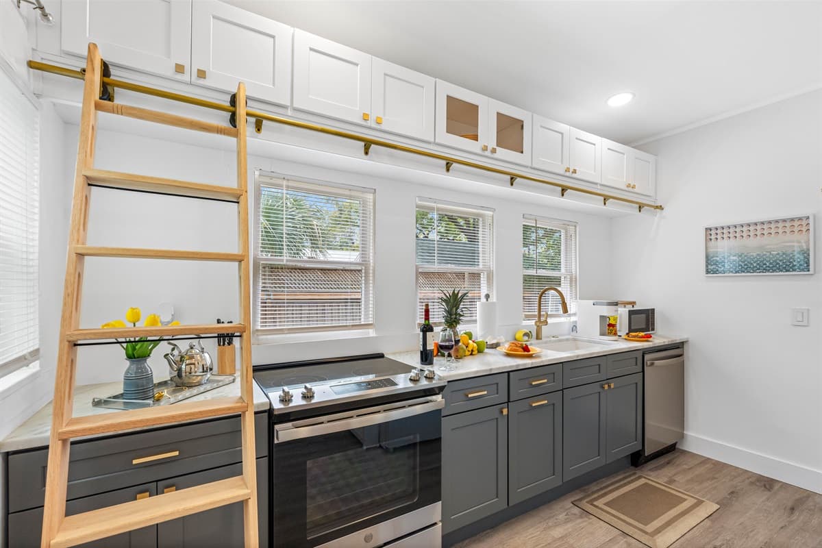 Equipped with high-end appliances, including a full-sized refrigerator, stove, oven, microwave, and dishwasher, you’ll find it simple to prepare a wide range of meals.