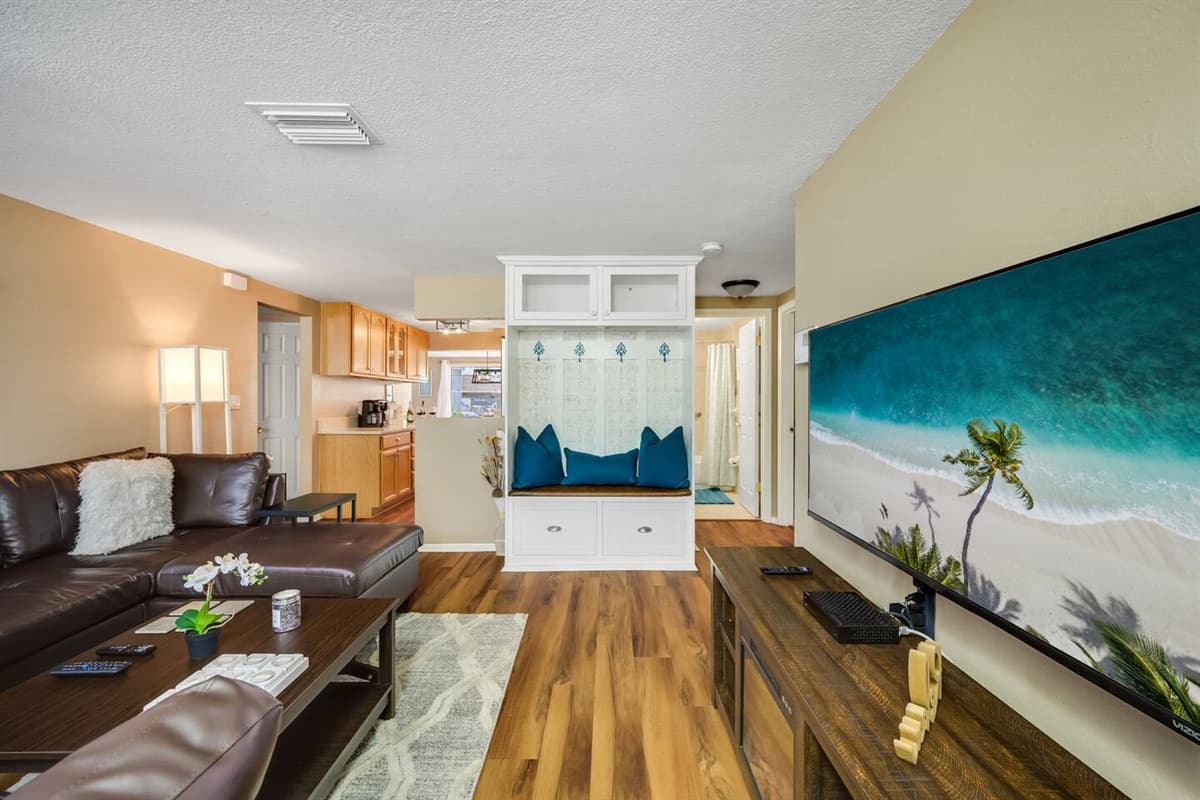 Our beautiful living area has a smart TV and a comfortable and modern L-shaped couch. Never miss an episode of your favorite series while on vacation while relaxing. Send us a message now!