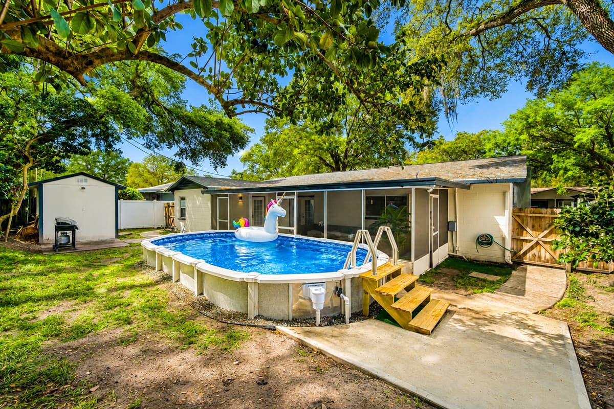 Immaculate heated pool and a grill you can enjoy your entire stay with us! Don't hesitate to send us a message!