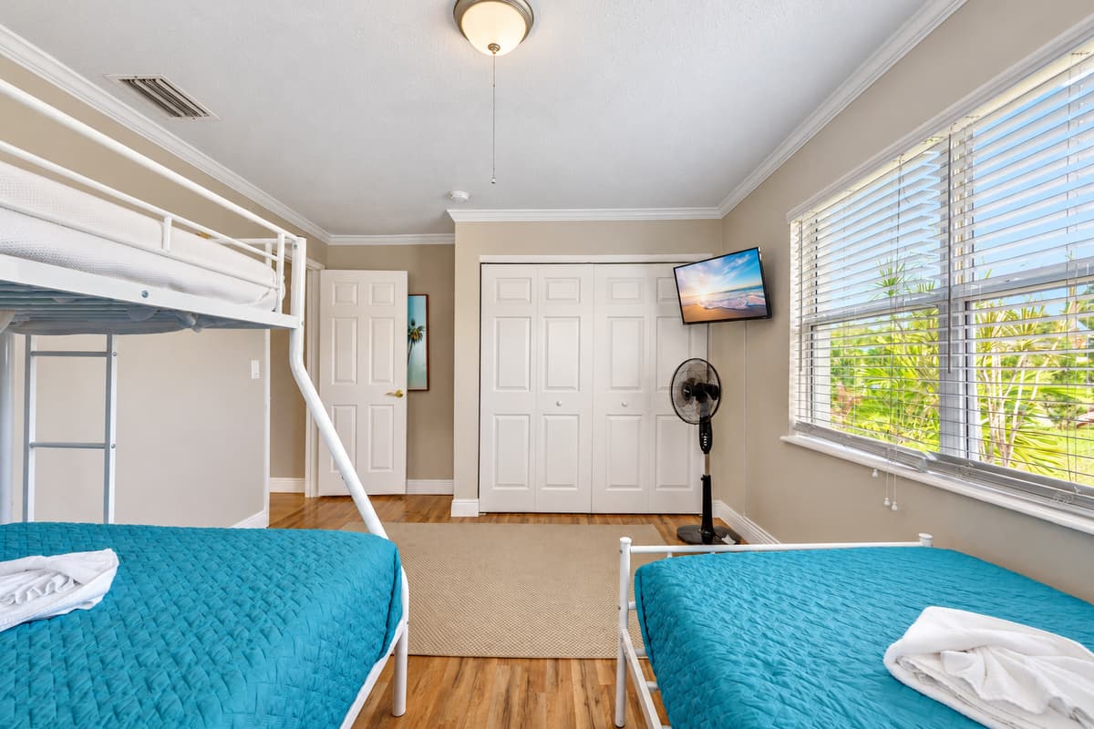 Bunk room with UHD Smart TV