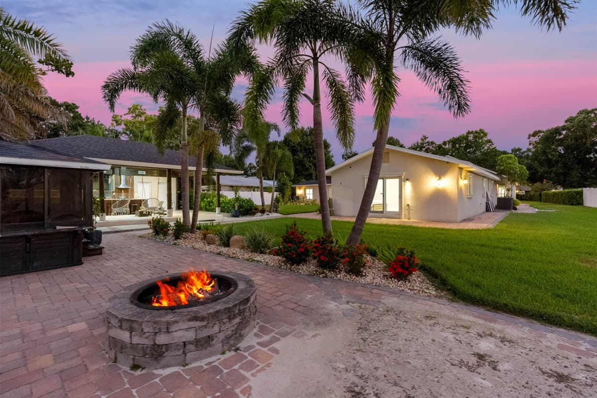Fire Pit: We do not supply firewood for the fire pit. If you’d like to use it during your stay, please provide your own firewood.