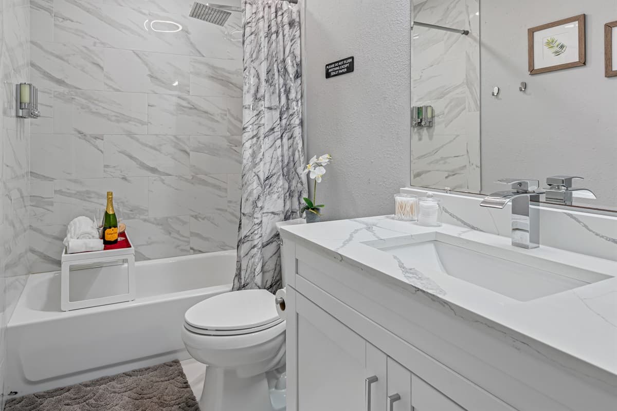 Completely modern and spacious bathroom with sink, toilet, vanity, bathtub, and a shower. Feel refreshed after a long day of activities with your family and friends!. If you like this property, send us a message now!