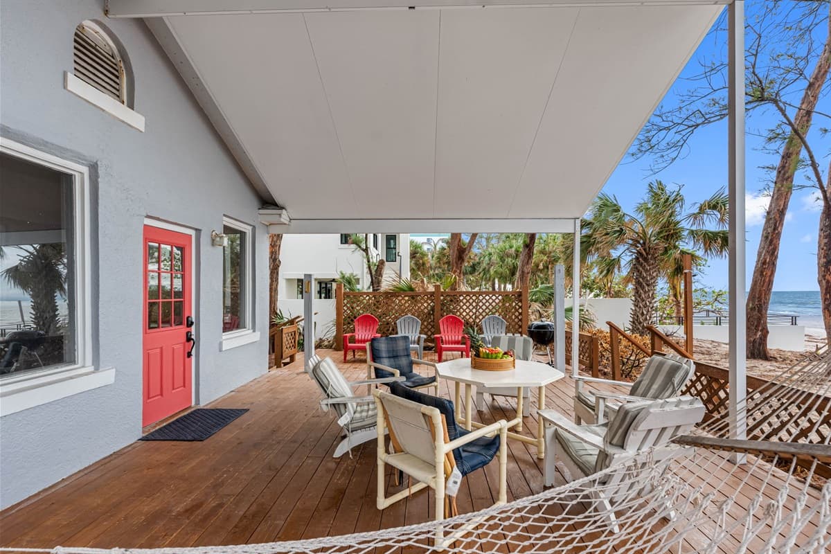 Whether you prefer early morning walks along the shore, spending the afternoon basking in the sun, or enjoying a quiet evening as the sun dips below the horizon.