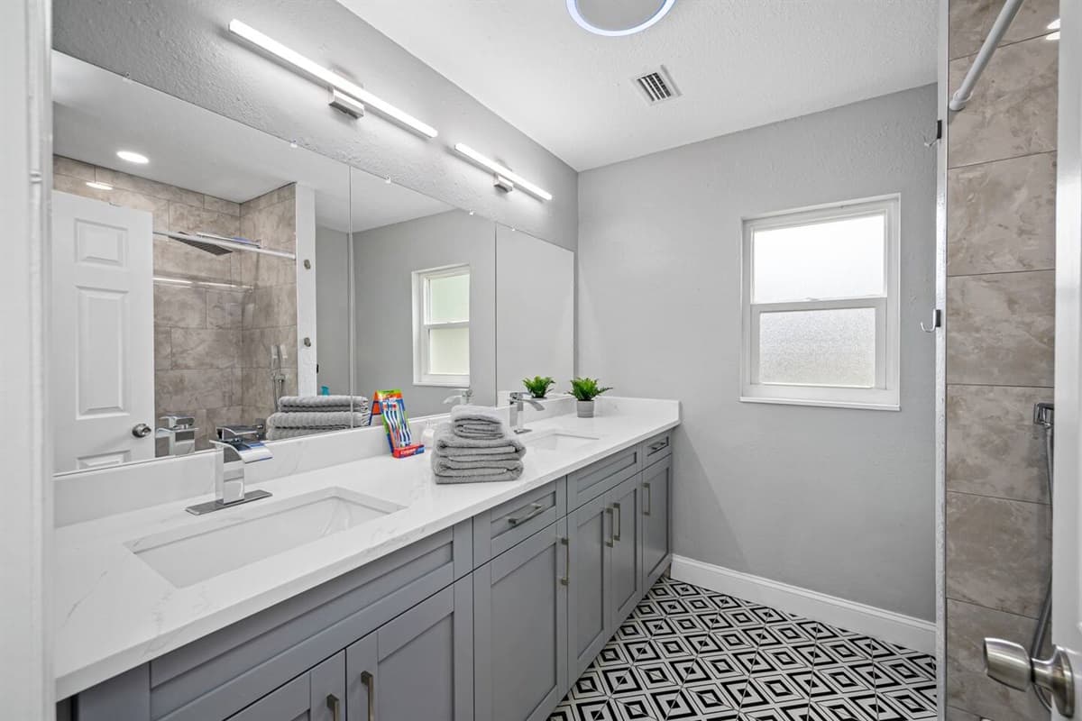 Feel fresh and clean after a long day of bonding with family and friends! Make the most of your stay and have a wonderful time! If you are interested in this property, send us an inquiry now!