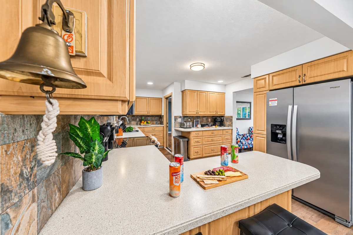 Kitchen island with bar seating and plenty of prep space for cooking and gathering 🏡
