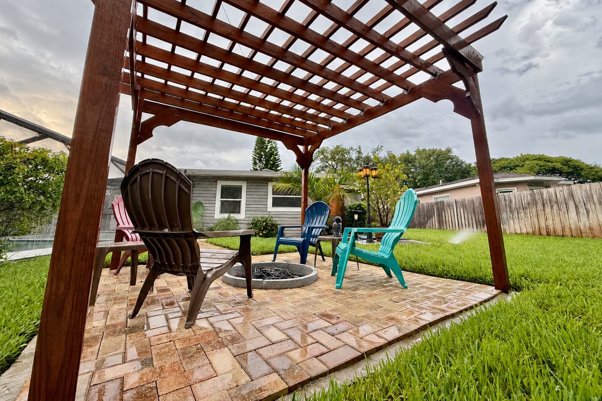 Whether it’s deep convos, laughter with friends, or quiet moments alone, this fire pit nook sets the mood for relaxation.
