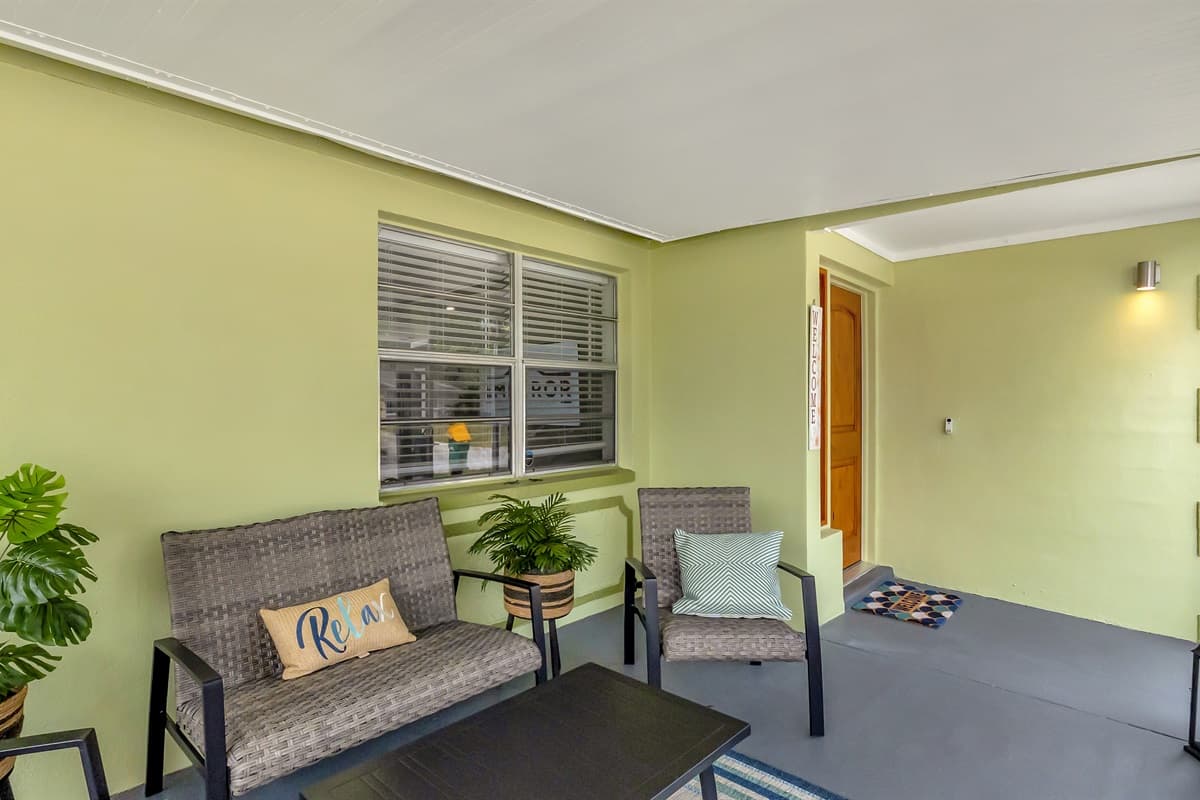 Whether you're seeking a tranquil spot for reading, engaging in lively conversations with friends, our well-appointed seating options cater to your every need.
