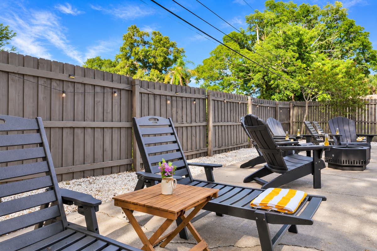 Picture the loungers taken: someone reading, someone half asleep, someone yelling to watch a cannonball. Shade when you want it, sun when you don't, and the kitchen only a few steps away for the next round of drinks.