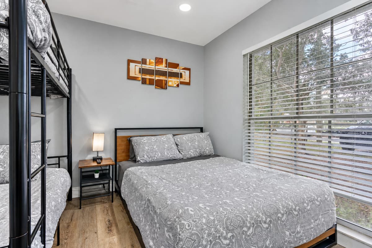 Cozy bedroom with single bunkbed, queen sized bed, drawers for storage and smart TV. Ideal room for a family with kids or a group of friends. Tell us what you think of the property. Send us an inquiry now!