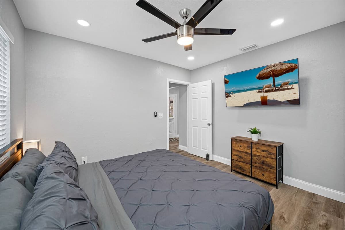 Lovely bedroom that has comfy king sized bed, night stand, drawers for storage and smart TV. Sleep safe and sound during your stay this wonderful house! 