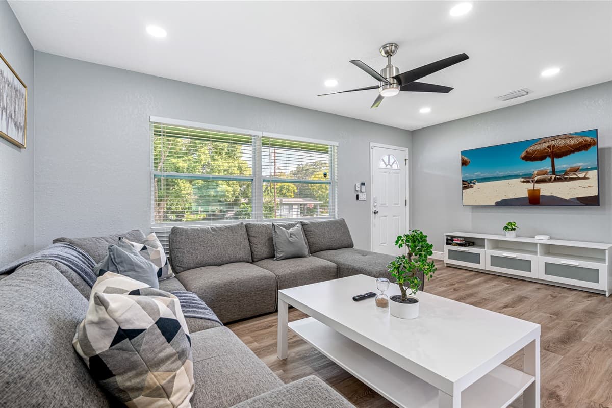 Bond and make wonderful memories with family and friends in this impeccable living area! Don't hesitate to send us a message if you have any questions!